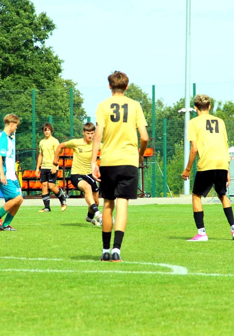 Aleksandr Dauber (#31) holding the defensive line