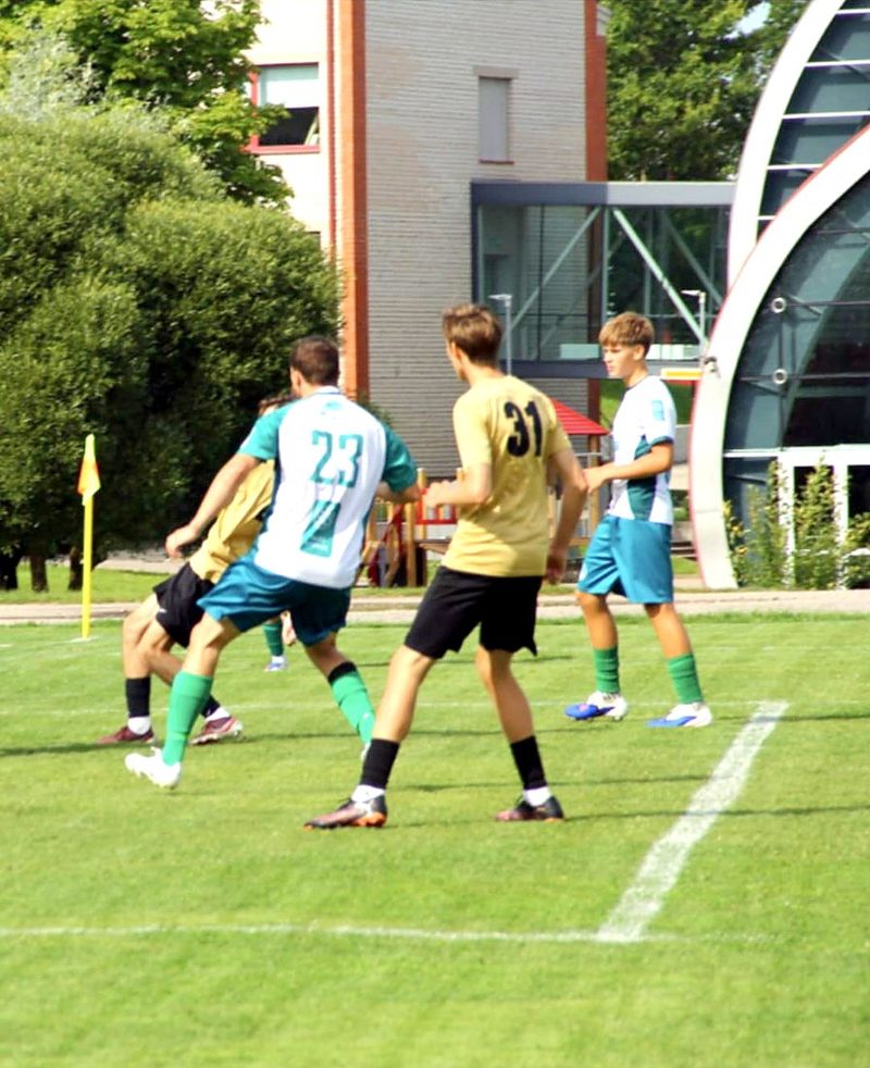 Aleksandr Dauber (#31) marking an opponent
