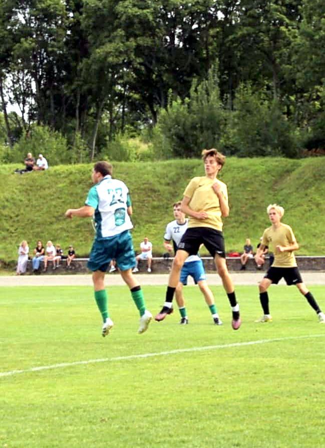 Aleksandr Dauber competing for a high ball